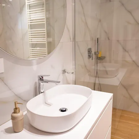アパート Luxury Lakeview In ポグラデツ