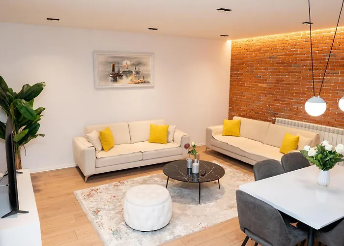 Luxury Lakeview In